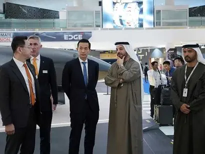 김동관 한화 부회장(가운데)이 지난해 2월 17일(현지시각) 중동 최대 방산 전시회 ‘IDEX 2025’에 참석한 모습. 사진=한화에어로스페이스 홈페이지