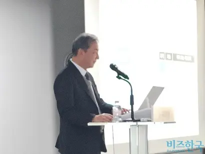 김열홍 유한양행 R&D 총괄 사장이 비만 및 대사질환 분야에서 뉴코 모델을 적용하겠다는 전략을 발표하고 있다. 사진=최영찬 기자