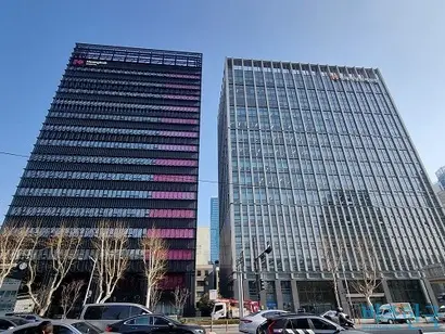 SK해운의 새로운 본사인 부산광역시 동구 흥국생명 부산사옥(왼쪽)과 현대해상 부산사옥. 사진=박형민 기자