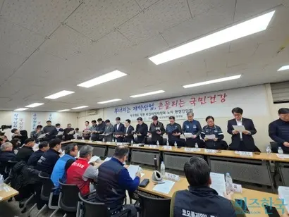 노연홍 비대위원장을 포함한 30여 개 기업의 노동조합 위원장들이 대정부 호소문을 낭독하고 있다. 사진=최영찬 기자