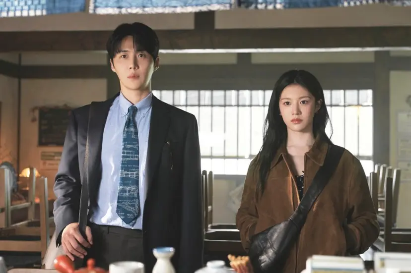 일본 에노시마에서 우연한 계기로 얽힌 주호진과 차무희. 호진은 오래도록 감춰둔 짝사랑에 대한 미련 때문에, 무희는 바람 난 남자친구를 붙잡으러 이곳을 찾았다가 서로의 흑역사를 공유한다. 사진=넷플릭스 제공