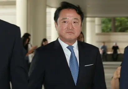 이웅열 코오롱그룹 명예회장이 골관절염 치료제 '인보사' 관련 민·형사 소송에서 잇따라 무죄 판결을 받으며 명예회복 가능성이 높아지고 있다. 사진=비즈한국DB