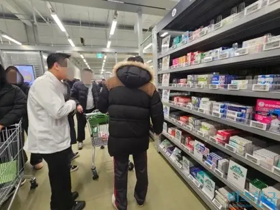 메가팩토리약국 서울점 내에 있는 약사가 매장을 돌며 소비자에게 의약품 관련 복약지도를 하고 있다. 사진=최영찬 기자