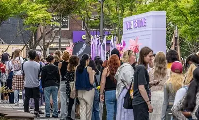 방탄소년단의 소속사 하이브 사옥을 찾은 국내외 팬들이 캐릭터 인형 앞에서 촬영하기 위해 줄을 서고 있다. 사진=최준필 기자