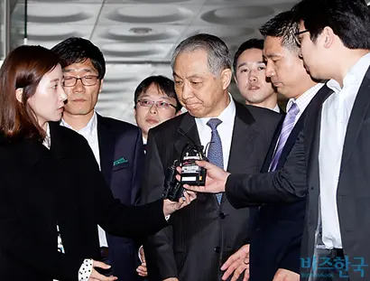강덕수 전 STX 회장이 2014년 4월 서울중앙지방법원에 출석하고 있는 모습. 사진=비즈한국DB