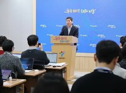 지난달 6일 서울시청 브리핑룸에서 한정훈 서울시 교통운영관이 지난 2024년 6월 따릉이앱 개인정보 유출 관련 브리핑을 하고 있다. 사진=연합뉴스