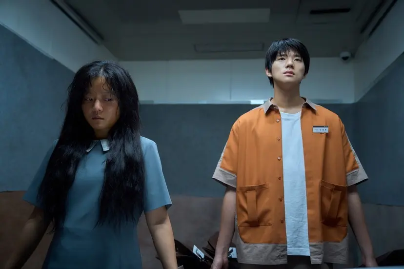 못생긴 어머니를 버린 잘생긴 아버지를 둔 경록은 사랑을 믿지 않는다. 그렇기에 남들과 달리 미정의 못생긴 얼굴이 아닌 다른 부분들을 발견하게 된다.