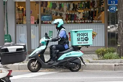 우아한형제들은 시장 경쟁력을 높이기 위해 처갓집양념치킨과 손잡고 배민에만 단독 입점하는 배민 온리를 시행 중이다. 사진=최준필 기자