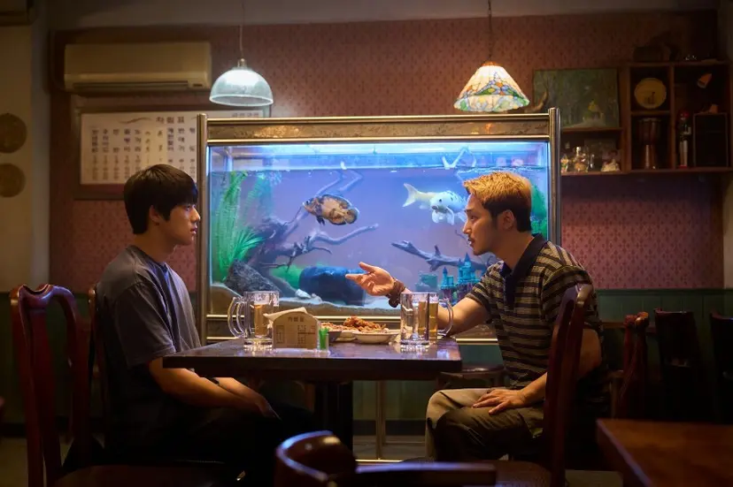 연민으로 미정을 주시하는 경록에게 충고를 던지는 요한. 경록에게 마냥 인생 선배인 것처럼 조언을 주지만, 그 역시 사실 가냘프고 여린 청춘일 뿐이다.