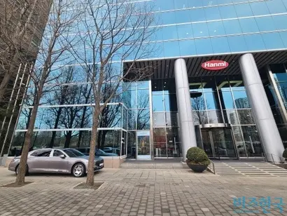 한미사이언스 대주주 4자 연합이 최근 신동국 한양정밀 회장과 박재현 한미약품 대표 간 갈등 수습을 위해 한미타워 본사에서 한자리에 모인 것으로 파악된다. 26일 한미타워 본사 앞에 송영숙 한미약품그룹 회장의 차량이 주차돼 있다. 사진=최영찬 기자