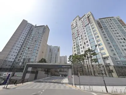 2월 16일부터 2월 20일까지 서울시 주거 매물 실거래가 집계 결과 주간 실거래가 2위를 차지한 금호동2가의 신금호파크자이 아파트 전경. 사진=네이버지도 캡처