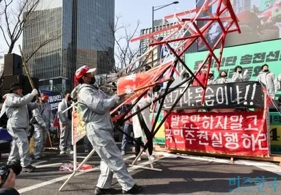 집회참가자들이 송전탑을 쓰러트리는 퍼포먼스를 하고 있다. 사진=박정훈 기자