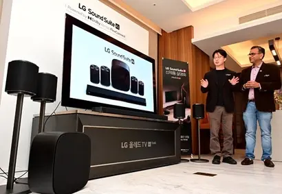 박찬후 LG전자 오디오개발실장(왼쪽부터), 돌비 아태지역 마케팅총괄 아심 마서 부사장이 5일 서울 중구 앰버서더 서울 풀만에서 열린 신제품 설명회에 참석해 제품과 기술을 설명하고 있다. 사진=LG전자 제공