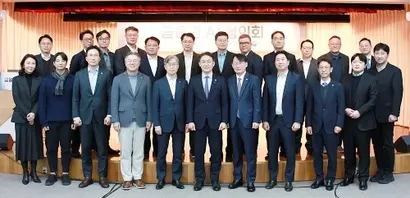 정부 국정과제인 금융권 AI 대전환 이행에 따라 금융당국은 인프라 지원, 규제 개선 등에 나섰다. 사진은 2025년 12월 개최된 금융권 AI 협의회 모습. 사진=금융위원회 제공
