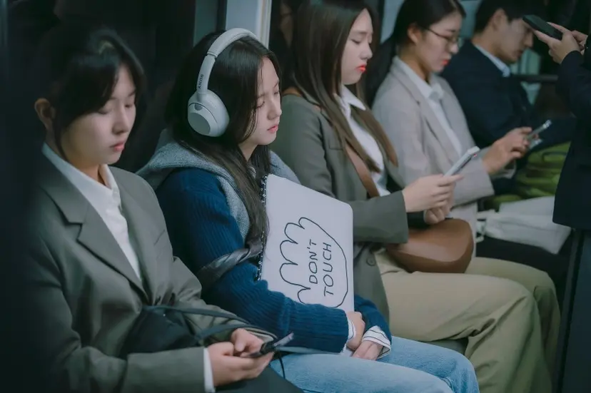 하루 24시간 중 미래에게 주어지는 온전한 여가시간은 3시간 30분뿐. 그러나 ‘월간남친’에 푹 빠진 그는 잠을 줄여서라도 이 가상세계에 접속해야만 한다. 사진=넷플릭스 제공