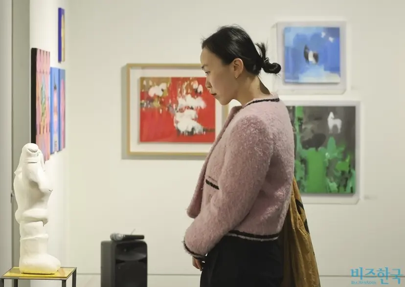 올해는 22명의 작가가 90여 점의 작품을 선보였다. 전시는 16일 월요일까지 이어진다. 사진=박정훈 기자