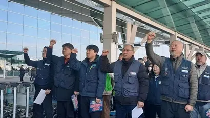 공공운수노조 인천공항지역지부가 10일 오전 인천국제공항 제2여객터미널 3층에서 결의대회를 열고 원청인 인천공항공사에 교섭을 공식 요구했다. 사진=민주노총 공공운수노조 인천공항지역지부 제공