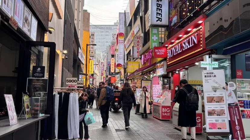 서울 주요 상권인 명동에서 외국인 관광객들이 가게를 둘러보고 있다. 사진=윤채현 인턴기자