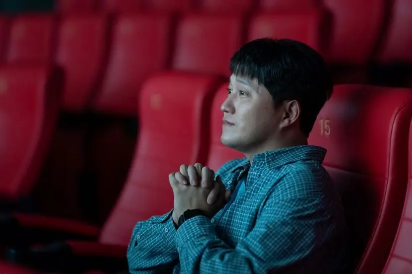 나이가 들어 영화감독이 된 고도. 침팬지 이야기에 꽂혔던 젊은 날의 자신과 친구들에 대한 영화를 만들었지만, 그가 예상했던 것과 다른 반응을 보이는 관객들이 많다. 사진=티캐스트 제공
