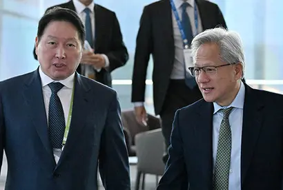 젠슨 황 엔비디아 CEO가 지난해 10월 31일 경북 경주 예술의전당에서 열린 아시아태평양경제협력체(APEC) 최고경영자(CEO) 서밋에 참석해 최태원 대한상의 회장과 만나 환담을 하고 있다. 사진=연합뉴스