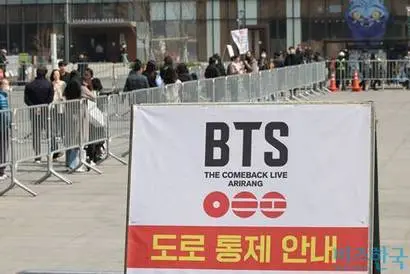 방탄소년단(BTS)의 서울 광화문광장 컴백 공연을 앞두고 서울 종로구 KT 광화문빌딩 앞에 도로통제 안내판이 설치되어 있다. 사진=임준선 기자