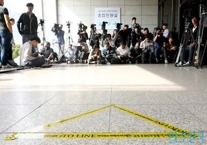 정론직필은 언론인의 기본 사명이다. 서울중앙지검 포토라인 앞에 모여앉은 기자들. 사진=박정훈 기자