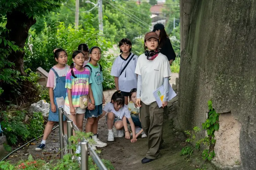 카메라가 있지만 카메라가 없는 것처럼 생각해 달라고 주문하는 영화감독. 그러나 어린이 배우들은 의아할 뿐이다. 카메라가 있는데 어떻게 카메라가 없는 것처럼 생각해 달라는 거지? 사진=티캐스트 제공