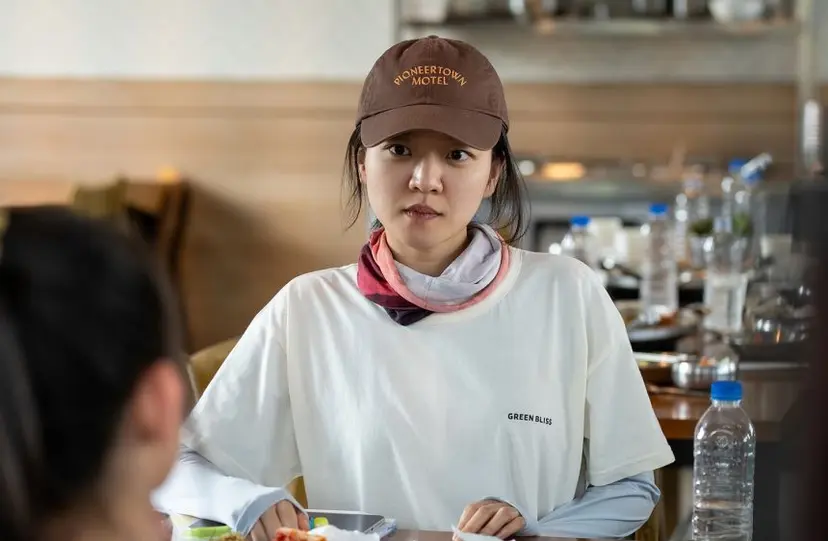 이종필 감독과 ‘삼진그룹 영어토익반’ ‘파반느’를, 장건재 감독과는 ‘한국이 싫어서’로 작업한 인연이 있는 고아성. 이번엔 ‘자연스럽게’로 윤가은 감독과 함께했다. 사진=티캐스트 제공