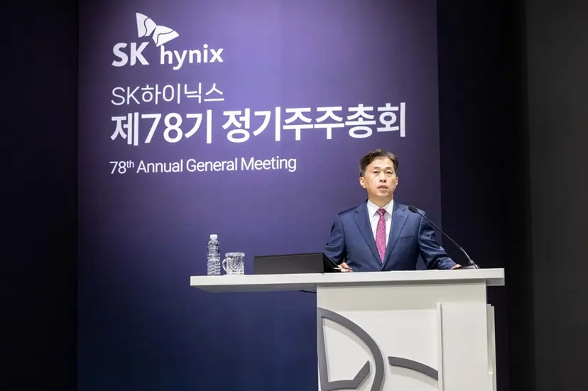 SK하이닉스가 100조 원 이상의 순현금을 확보해 인공지능(AI) 중심 반도체 시장 대응력을 높이겠다는 중장기 목표를 제시했다. 곽노정 SK하이닉스 사장이 이천 본사에서 열린 제78기 정기주주총회에서 발언하고 있다. 사진=SK하이닉스 제공