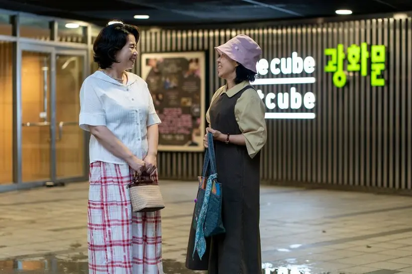 광화문 일대 여고를 함께 다닌 이들이 중년이 되어 우연히 극장에서 재회한다. 영화관을 청소하는 우연은 퇴근시간까지 기다려달라며 친구 영화의 손에 영화 티켓을 쥐어준다. 사진=티캐스트 제공