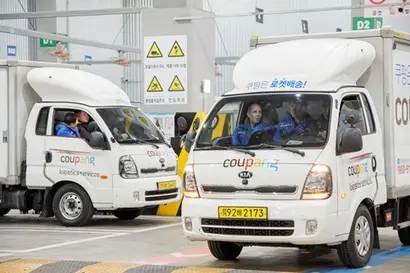 로저스 대표와 염 의원이 각각 쿠팡친구와 동승해 배송에 나서는 모습. 사진=쿠팡 제공
