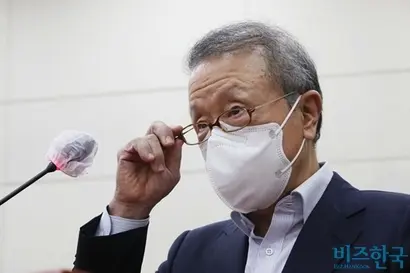 대유위니아그룹 중간지주사 대유홀딩스가 홍원식 전 남양유업 회장(사진) 일가를 상대로 받아낸 320억 원 반환 판결이 대법원에서 뒤집혔다. 사진=박은숙 기자