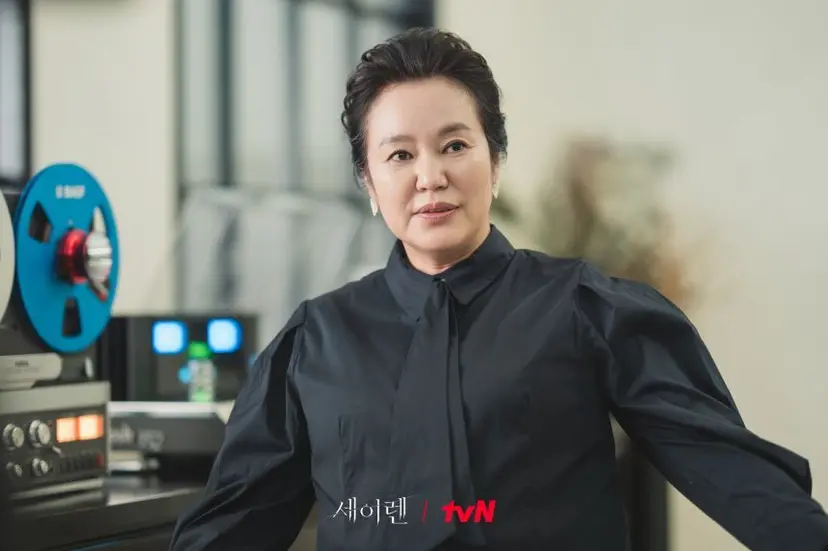 로얄옥션 회장 김선애. 재벌집 사모님들이 김선애의 김장김치를 명품백마냥 애타게 대기하며 기다리는 데는 다 이유가 있다. 그리고 한설아 역시 오랫동안 김선애의 옆에 붙어 있은 이유가 있을 것이다. 사진=tvN 제공