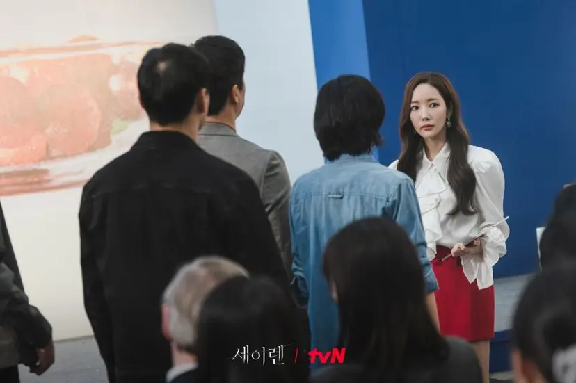 한국 드라마 속 경찰들은 언제나 늦게 도착하거나 헛발을 짚는 무능력한 집단으로 그려지곤 하는데, ‘세이렌’은 경찰 출신 보험조사관이 남자 주인공인 때문에 그 정도가 한층 더 심한 느낌이다. 사진=tvN 제공