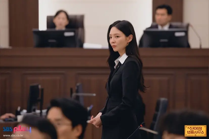 죽은 언니의 꿈을 대신해 변호사가 된 한나현. 법무법인 태백의 파트너 변호사가 되기까지 오직 승소를 통해 존재 이유를 꿈꾸던 그가 이상행동을 일삼는 변호사 신이랑을 만나며 달라지기 시작한다. 사진=SBS 제공