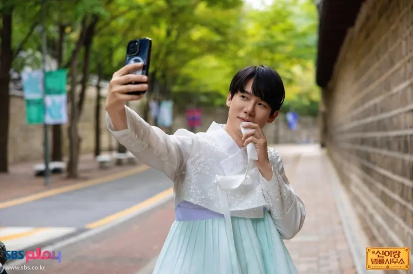 귀신들이 신이랑의 몸에 빙의 되는 발동 조건은 단순하다. 가장 순수하고 기본적인 욕망이 극대화되거나 분노가 자극받았을 때. 특정 음악에 끌려 아이돌 안무에 맞춰 춤을 추거나 한복 곱게 차려 입고 셀카를 남기는 것 정도는 예사다. 사진=SBS 제공