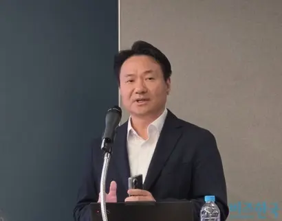 전인석 삼천당제약 대표의 발표가 끝난 이후 이어진 질의응답 시간에 회사 측 입장에서 발언한 인물. 당사자와 회사 측은 누구인지 밝히지 않았지만 취재 결과 이 인물은 삼천당제약과 2019년 ‘무채혈 혈당측정기’ 상용화 사업을 공동으로 추진한 파트너사 디오스파마의 석상제 대표로 확인됐다. 사진=최영찬 기자