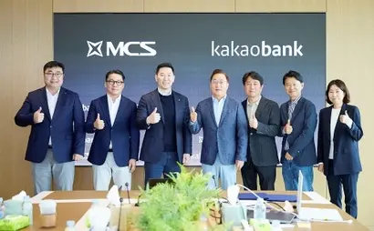 카카오뱅크는 ​4월 3일 ​MCS그룹과 업무협약(MOU)을 맺고 몽골 진출을 공식화했다. 먀그마르자브 간비얌바 MCS홀딩스 공동대표와 윤호영 카카오뱅크 대표(우측부터 세 번째, 네 번째) 등이 기념 촬영을 하는 모습. 사진=카카오뱅크 제공