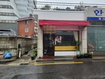 오래된 골목의 노포들이 간판을 달지 않는 이유는 비싼 간판 제작비와 배달 앱 수수료, 과잉 영업을 피하기 위한 현실적인 생존 방식이다. 사진=김상훈 인턴기자