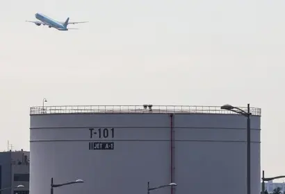 인천공항 항공유 저장시설 상공을 날아가는 여객기. 국제선 항공의 유류할증료가 상한선인 33단계까지 치솟았다. 사진=연합뉴스