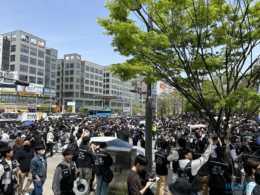 결의대회가 열린 23일 정오 무렵, 경기 삼성전자 평택캠퍼스 앞 사거리가 집회 참석 인파로 붐비고 있다. 사진=강은경 기자
