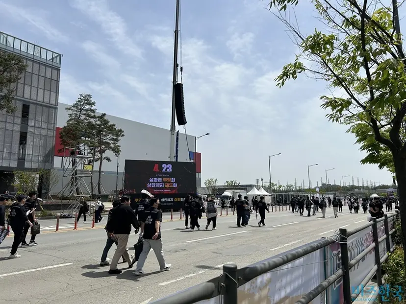 23일 경기 삼성전자 평택캠퍼스 내 메인 행사장으로 향하는 조합원들. 사진=강은경 기자