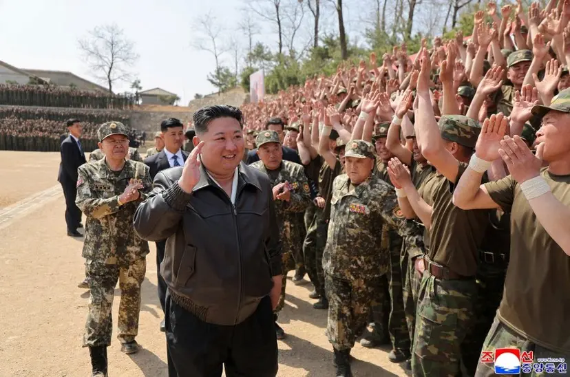 김정은에 환호하는 특수부대 병사들. 사진=조선중앙통신