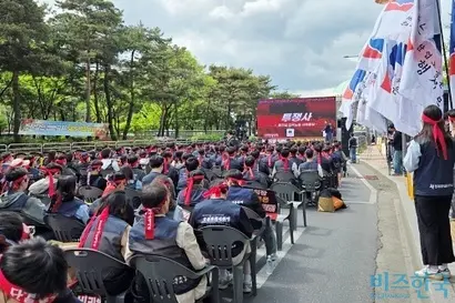국회 농해수위의 법안 심사 소위가 열렸던 4월 28일 전국금융산업노조 NH농협지부가 국회 앞에서 농협법 개정안 반대 시위를 열었다. 사진=심지영 기자
