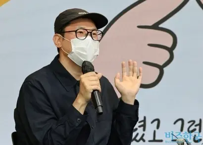 오늘만은 탈을 벗고 안경과 마스크 차림으로 등장한 키크니 작가. 사진=박정훈 기자