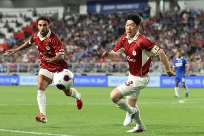 전 축구 국가대표였던 박지성이 지난달 19일 수원 삼성 블루윙즈 레전드와 ‘OGFC: THE LEGENDS ARE BACK’ 레전드 매치에 교체 투입돼 활약하고 있다. 박지성은 이 경기에 뛰기 위해 스페인 병원에서 줄기세포 주사를 맞고 재활치료를 했다. 사진=연합뉴스