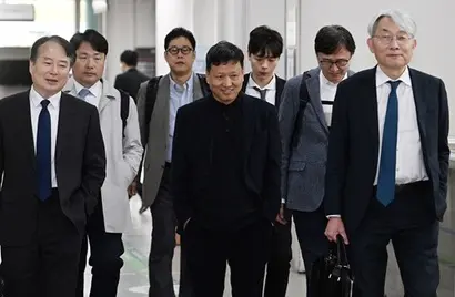 구영배 큐텐그룹 대표(앞줄 가운데)가 4월 7일 서울 서초구 서울중앙지방법원에서 열린 티몬·위메프 미정산 사태 관련 공판에 출석하고 있다. 사진=박정훈 기자