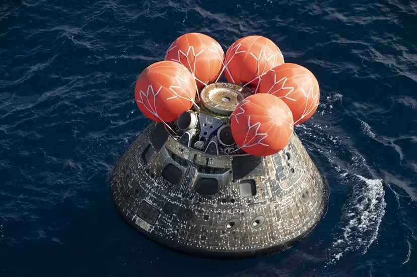 무사히 바다에 착륙한 아르테미스 2호의 귀환 캡슐. 사진=NASA