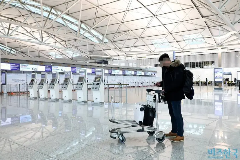 이런 모습 또 나올라. 코로나19 팬데믹 당시였던 2021년 1월 22일 한산한 인천국제공항 출국장 모습. 고환율, 고유가로 인해 여행사와 항공업계가 직격탄을 맞았다. 사진=임준선 기자