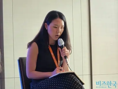 진양곤 HLB그룹 이사회 의장의 차녀 진인혜 베리스모 전략기획총괄 상무 겸 엘레바 전략적 파트너십 총괄 상무가 기자간담회에 통역 역할로 참석해 눈길을 끌었다. 사진=최영찬 기자